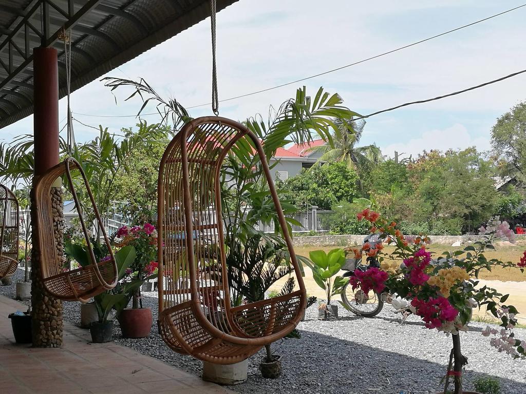 Nomads Guesthouse กำปอต ภายนอก รูปภาพ