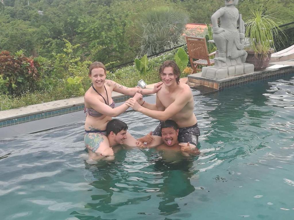 Nomads Guesthouse กำปอต ภายนอก รูปภาพ