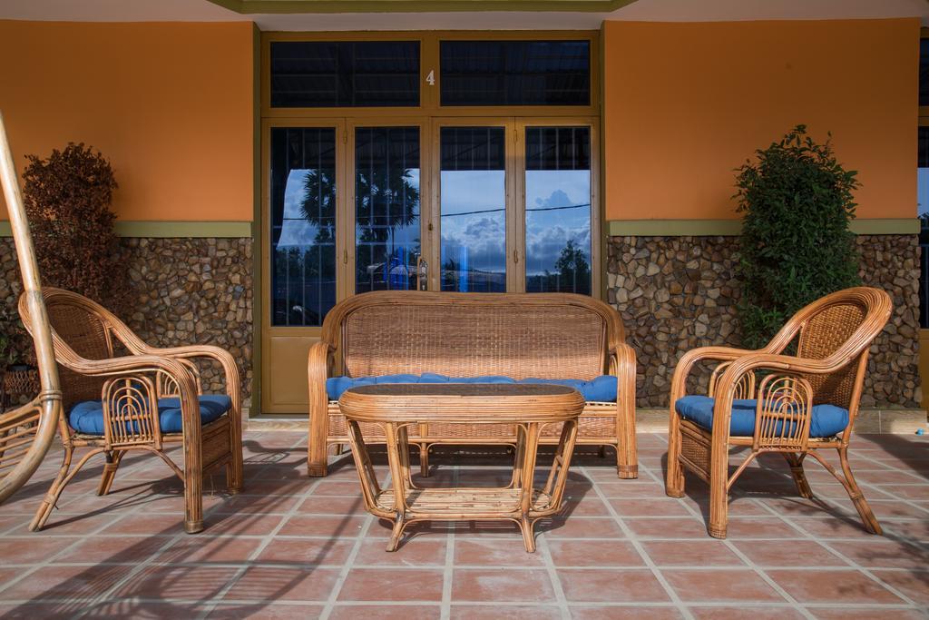 Nomads Guesthouse กำปอต ภายนอก รูปภาพ