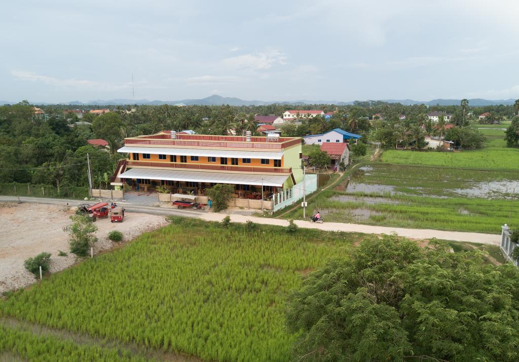 Nomads Guesthouse กำปอต ภายนอก รูปภาพ
