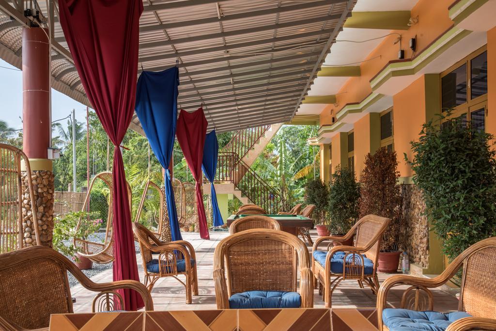 Nomads Guesthouse กำปอต ภายนอก รูปภาพ