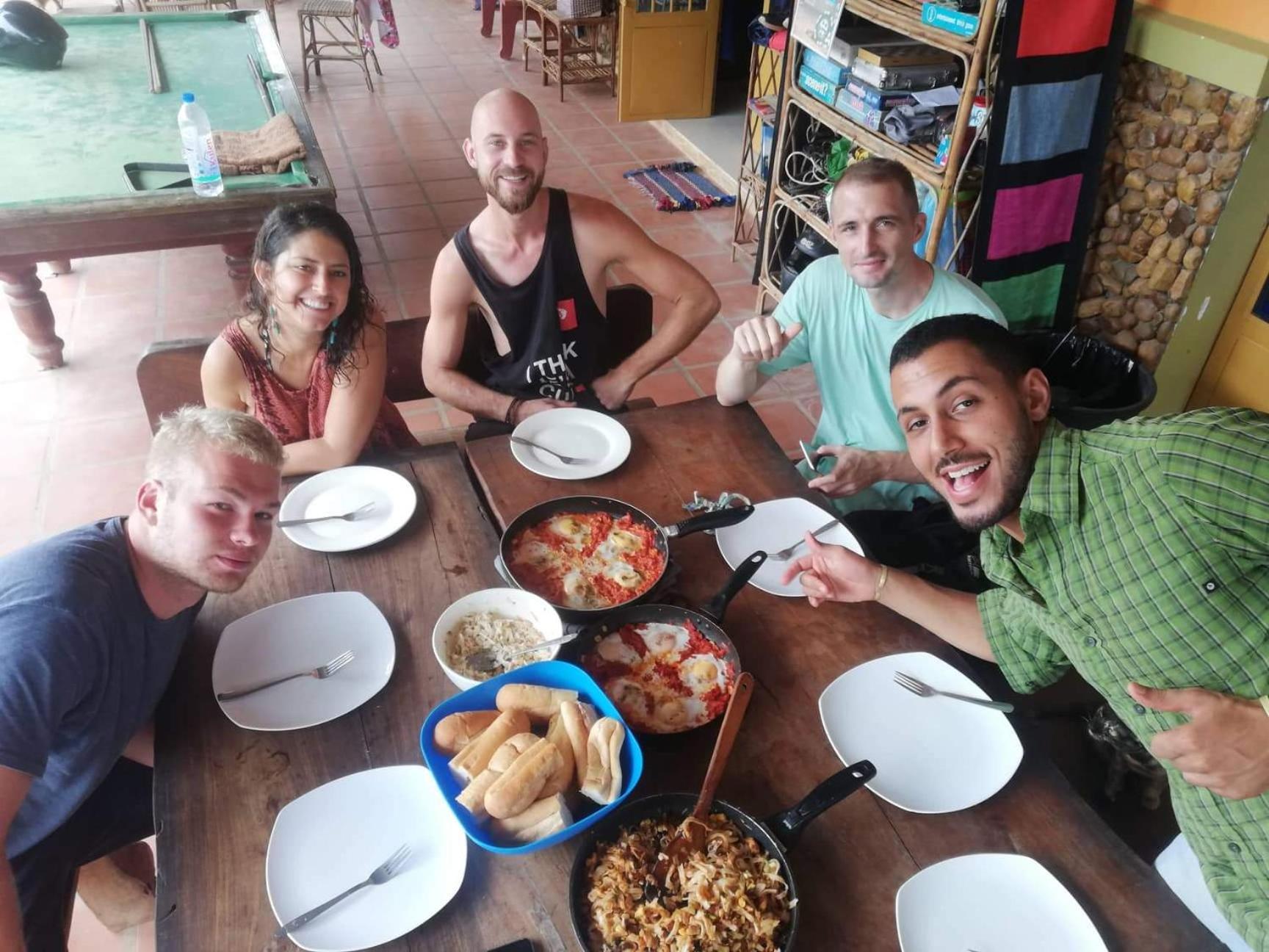 Nomads Guesthouse กำปอต ภายนอก รูปภาพ