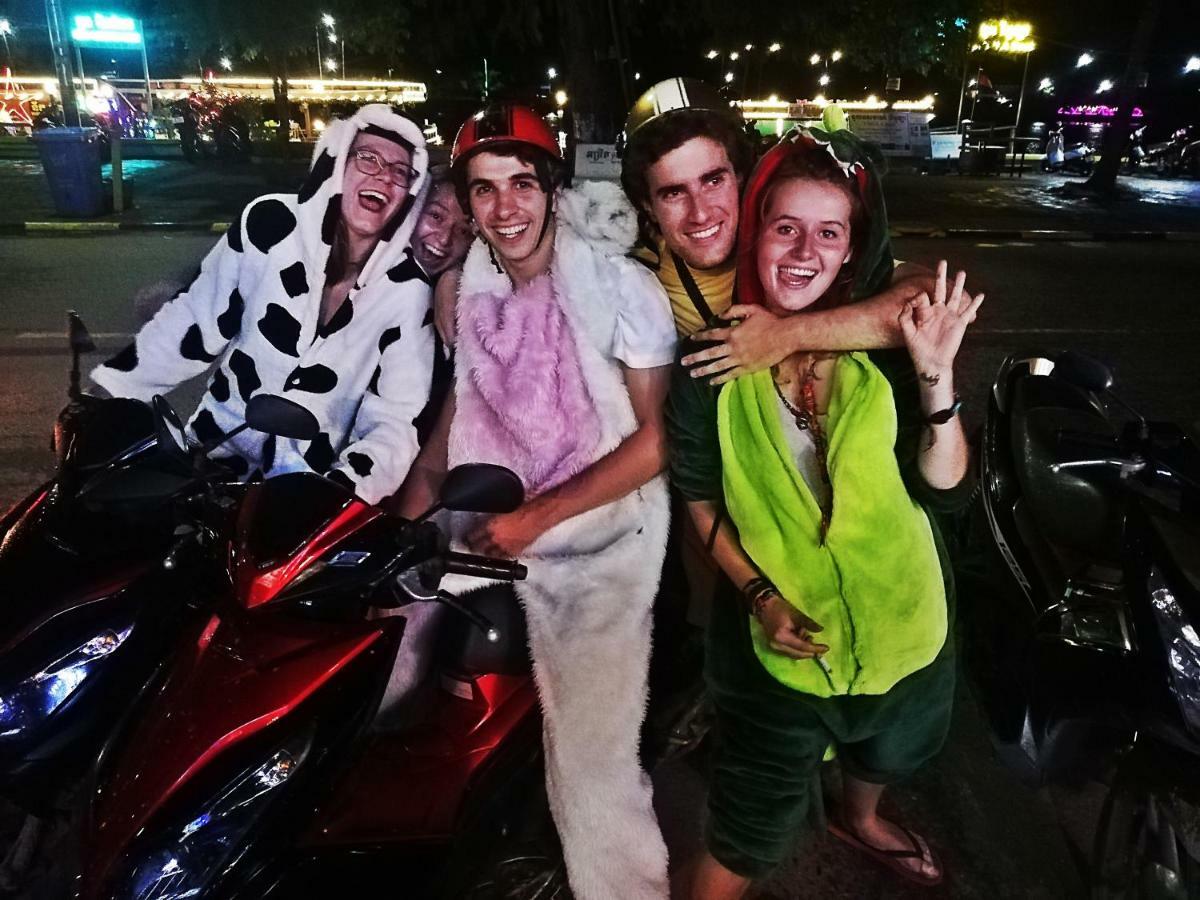 Nomads Guesthouse กำปอต ภายนอก รูปภาพ
